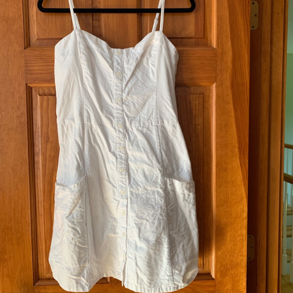 Simple and pretty women’s white dress!